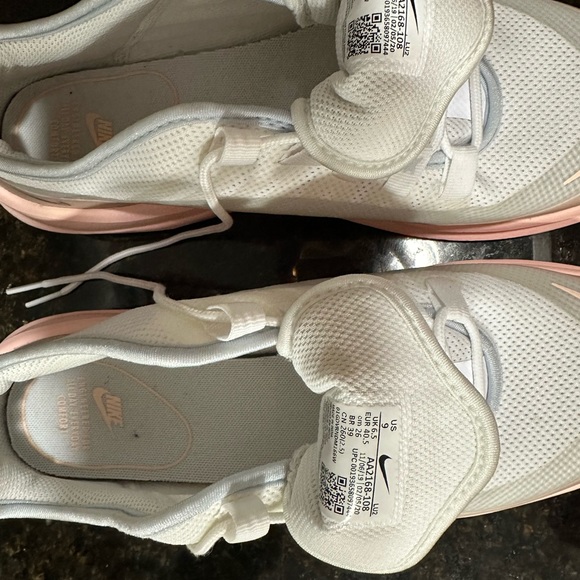 WMNS AIR MAX AXIS 'WASHED CORAL AURA'. Warn only once. Great Condition - Picture 5 of 14